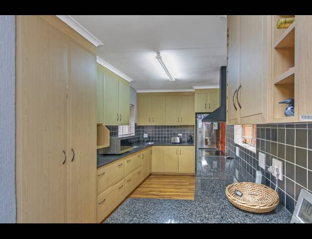 3 BEDROOM FREEHOLD FOR SALE IN PAULSHOF
